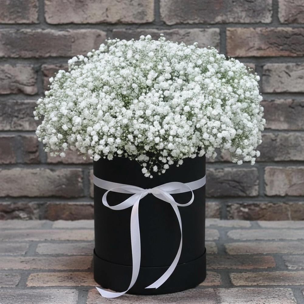 Цветочная композиция из Гипсофила в шляпной коробке в Чашниково