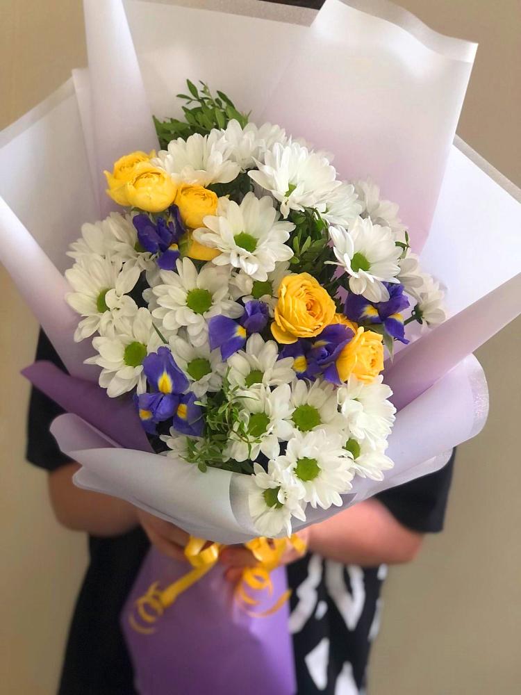 Букет цветов из: Ирисы, Хризантемы и Розы в Чашниково