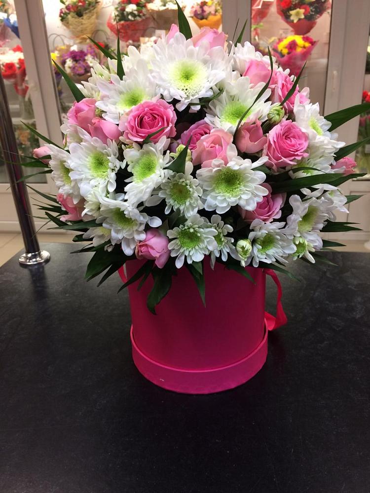 Цветочная композиция из Розы и Хризантемы в шляпной коробке в Чашниково