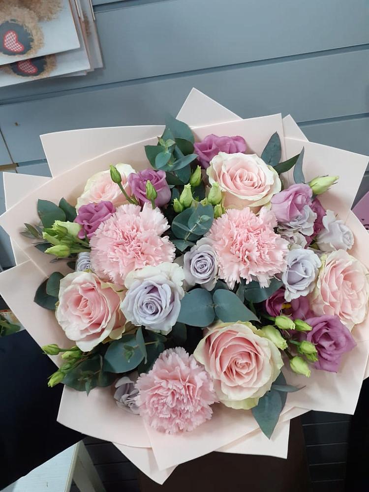 Букет цветов из: Розы, Гвоздики и Лизиантусы в Чашниково